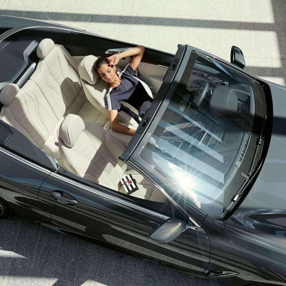 Perspetiva de topo do interior do BMW M850i xDrive com uma mulher ao volante, bancos multifuncionais em pele Merino em branco Ivory Perspetiva de topo do interior do BMW M850i xDrive com uma mulher ao volante, bancos multifuncionais em pele Merino em branco Ivory