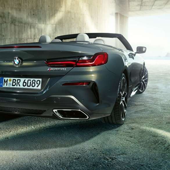 BMW M850i xDrive em cinza Dravit metalizado, perspetiva traseira direita a três quartos. BMW M850i xDrive em cinza Dravit metalizado, perspetiva traseira direita a três quartos.