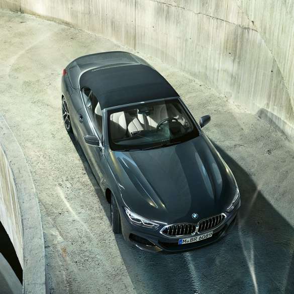 BMW M850i xDrive em cinza Dravit metalizado com capota flexível em preto, perspetiva de topo. BMW M850i xDrive em cinza Dravit metalizado com capota flexível em preto, perspetiva de topo.