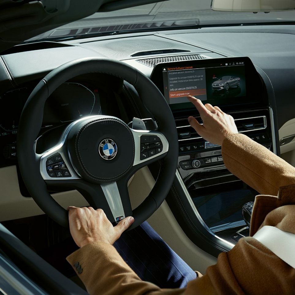 BMW M850i xDrive, utilização do BMW Live Cockpit Professional através do controlo tátil. BMW M850i xDrive, utilização do BMW Live Cockpit Professional através do controlo tátil.
