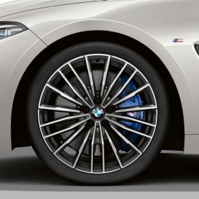 BMW M850i xDrive, jantes de liga leve BMW 729 M de raios múltiplos de 20". BMW M850i xDrive, jantes de liga leve BMW 729 M de raios múltiplos de 20".