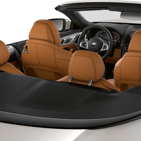 BMW M850i xDrive, interior com capota flexível aberta. BMW M850i xDrive, interior com capota flexível aberta.