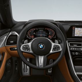 BMW M850i xDrive, volante M em pele com patilhas de mudança de velocidade e multifunções. BMW M850i xDrive, volante M em pele com patilhas de mudança de velocidade e multifunções.