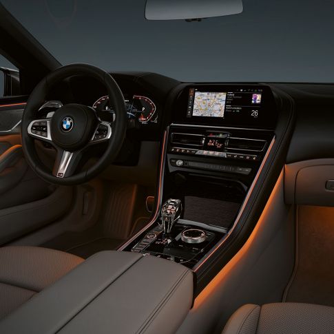 BMW M850i xDrive, interior, luz ambiente. BMW M850i xDrive, interior, luz ambiente.