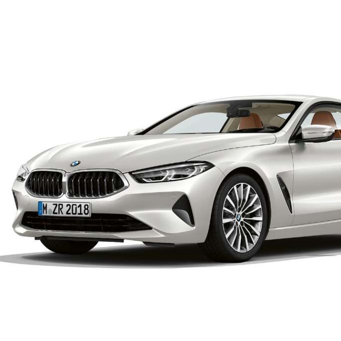 BMW Série 8 Coupé, perspetiva frontal a três quartos. BMW Série 8 Coupé na pintura branco Mineral metalizada, perspetiva frontal a três quartos.
