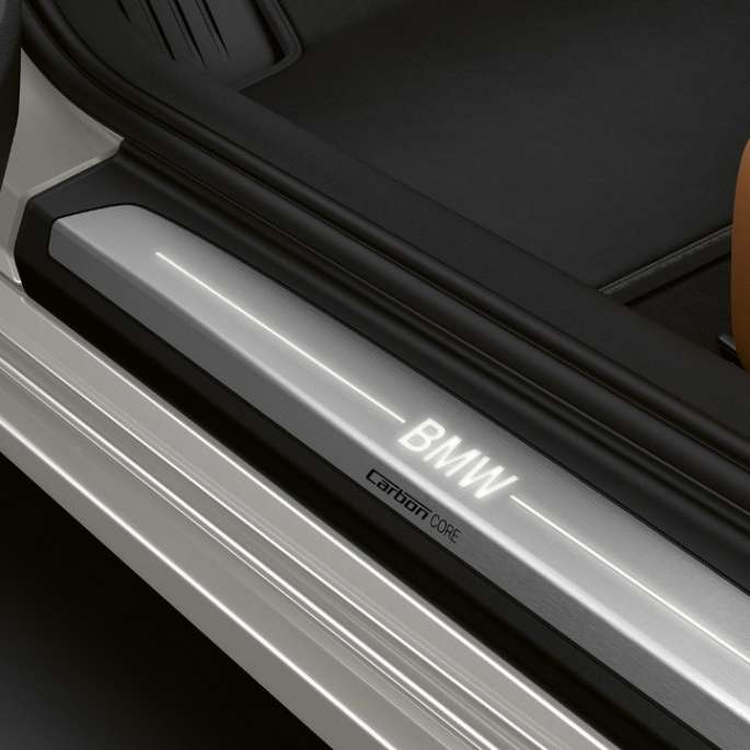 BMW Série 8 Coupé, frisos das soleiras das portas. BMW Série 8 Coupé, frisos das soleiras das portas com designação "BMW" iluminada.