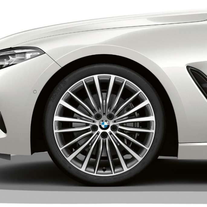 Jantes de liga leve BMW 731 de raios múltiplos de 19" de duas tonalidades. BMW Série 8 Coupé, jantes de liga leve BMW 731 de raios múltiplos de 19" de duas tonalidades.