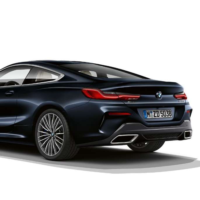 BMW Série 8 Coupé, perspetiva traseira a três quartos. BMW Série 8 Coupé na pintura preto Carbon metalizada, perspetiva traseira a três quartos.