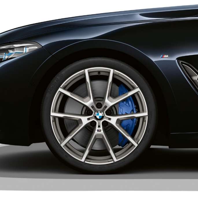 Jantes de liga leve BMW 727 M de raios duplos de 19" de duas tonalidades. BMW Série 8 Coupé na pintura preto Carbon metalizada, jantes de liga leve BMW 727 M de raios duplos de 19" de duas tonalidades.