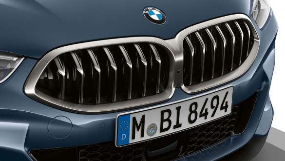 Barras da grelha em forma de rim e inserção nas saídas de ar. BMW Série 8 Coupé, destaque na dianteira, nas barras da grelha em forma de rim e nas saídas de ar.