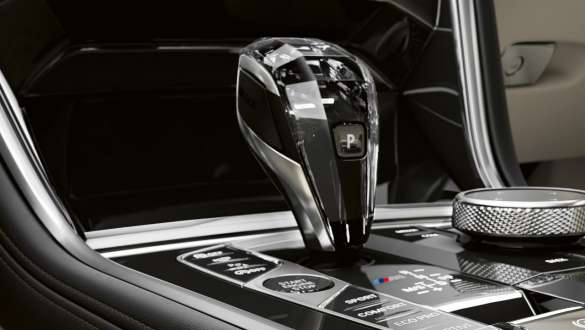 Aplicação em vidro CraftedClarity. BMW Série 8 Coupé, alavanca seletora, aplicação em vidro CraftedClarity.