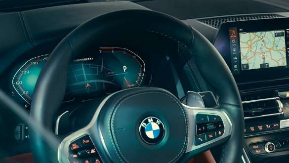 Ecrã multifunções. BMW Série 8 Coupé, posto de condução, volante e ecrã multifunções.