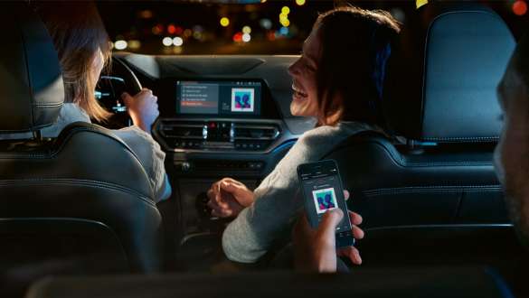Um homem destranca as portas de um BMW com chave digital. BMW Série 8 Coupé, perspetiva lateral, um homem destranca as portas com chave digital.