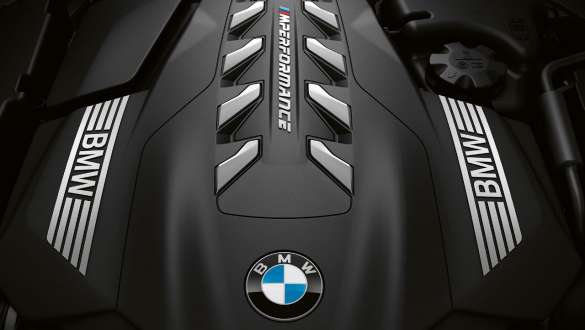 Motor BMW TwinPower Turbo de 8 cilindros a gasolina. BMW Série 8 Coupé, perspetiva de topo, motor BMW TwinPower Turbo de 8 cilindros a gasolina.