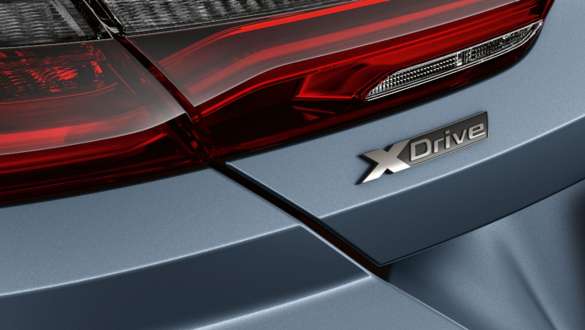 Designação "BMW xDrive". BMW Série 8 Coupé, perspetiva traseira, designação "BMW xDrive".