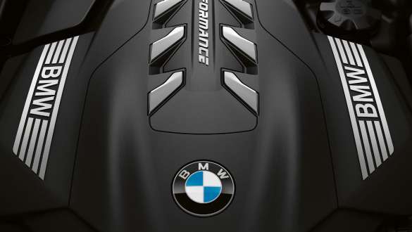 Motor BMW TwinPower Turbo de 6 cilindros em linha a diesel. BMW Série 8 Coupé, perspetiva de topo, motor BMW TwinPower Turbo de 6 cilindros em linha a diesel.