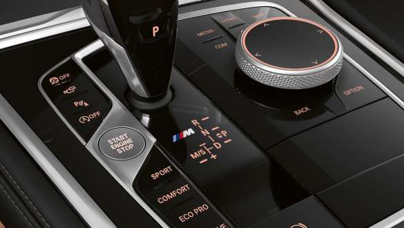 Consola central, transmissão desportiva Steptronic. BMW Série 8 Coupé, destaque na consola central, transmissão desportiva Steptronic.