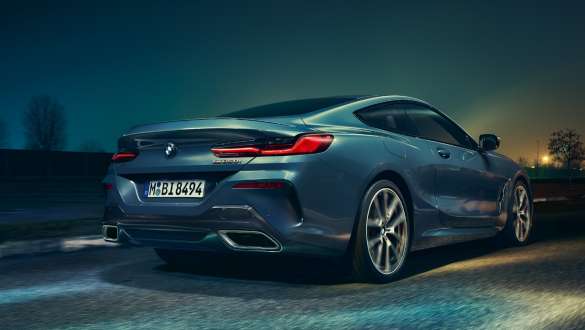 Ponteiras de escape e rodas traseiras. BMW Série 8 Coupé, perspetiva traseira inferior, ponteiras de escape e rodas traseiras.