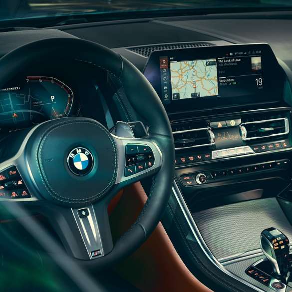 BMW Série 8 Coupé, posto de condução. BMW Série 8 Coupé, posto de condução, grande plano do volante e do ecrã de controlos.