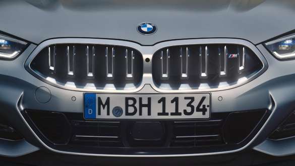 Grelha BMW em forma de rim Iconic Glow, BMW Série 8 Coupé, G15, LCI, atualização, 2022 BMW Série 8 Coupé, G15, LCI, atualização, 2022, pintura azul Portimao M metalizada, grelha BMW em forma de rim Iconic Glow