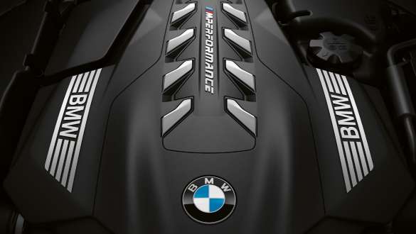 Motor a gasolina BMW M TwinPower Turbo de 8 cilindros, M850i, BMW Série 8 Gran Coupé, G16, LCI, atualização, 2022 Motor a gasolina BMW M TwinPower Turbo de 8 cilindros, BMW M850i, BMW Série 8 Gran Coupé, G16, LCI, atualização, 2022, grande plano da cobertura do motor
