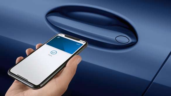 Chave digital BMW, BMW Série 8 Gran Coupé, G16, LCI, atualização, 2022, mão com smartphone em frente à porta do automóvel Chave digital BMW, BMW Série 8 Gran Coupé, G16, LCI, atualização, 2022, mão com smartphone em frente à porta do automóvel