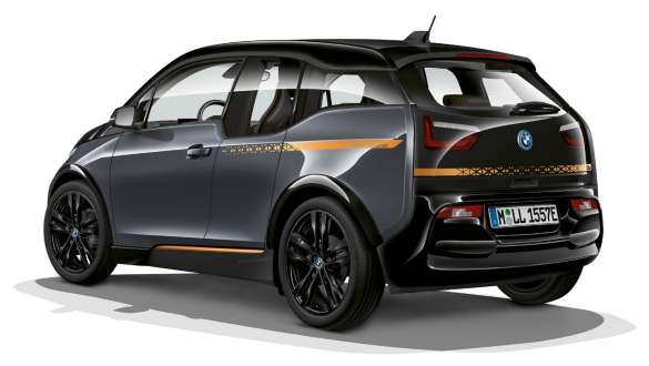 BMW i3, Edição Unique Forever, I01, perspetiva frontal a três quartos BMW i3, Edição Unique Forever, I01, pintura Storm Bay com realce em E-Copper Frozen metalizada, perspetiva frontal a três quartos