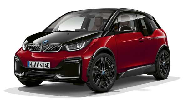 BMW i3, Edição Unique Forever, I01, perspetiva traseira a três quartos BMW i3, Edição Unique Forever, I01, pintura vermelho Aventurine com realce em cinza Frozen metalizada, perspetiva traseira a três quartos