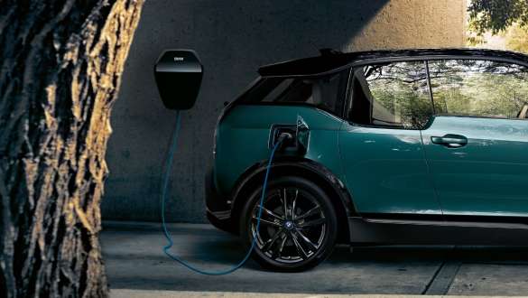 BMW i3 I01 2018, BMW Wallbox BMW i3 I01 2018, pintura azul Ridge Mountain com realce em cinza Frozen metalizada, a carregar com uma BMW Wallbox