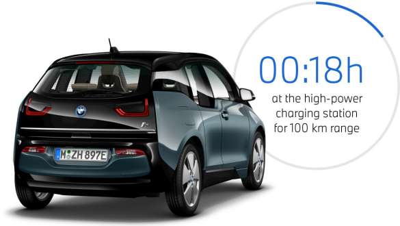 BMW i3 I01, pintura azul Ridge Mountain metalizada com realce em cinza Frozen metalizada, perspetiva traseira a três quartos BMW i3 I01, pintura azul Ridge Mountain metalizada com realce em cinza Frozen metalizada, perspetiva traseira a três quartos