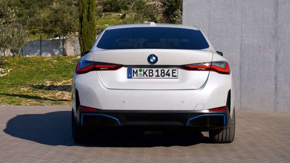 Perspetiva traseira do BMW i4 eDrive40, G26, 2021, a estacionar BMW i4 eDrive40, G26, 2021, pintura branco Mineral, perspetiva traseira, a estacionar