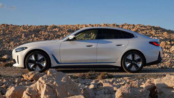 Perspetiva lateral, fora de estrada, BMW i4 eDrive40, G26, 2021 BMW i4 eDrive40, G26, 2021, pintura branco Mineral, perspetiva lateral, fora de estrada
