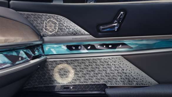 Bowers & Wilkins, BMW i7 Berlina, G70 Altifalante Bowers & Wilkins na porta, BMW i7 Berlina, G70