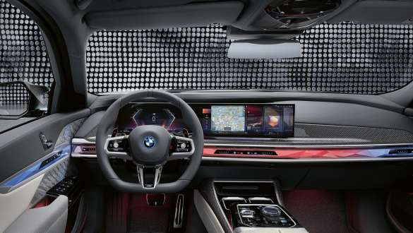 Posto de condução, BMW M760e xDrive Berlina, G70 Posto de condução com o volante M em pele, visor curvo BMW e barra de interação BMW, BMW M760e xDrive Berlina, G70