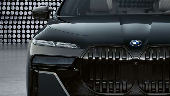 Design da dianteira marcante, BMW M760e xDrive Berlina, G70 Capot e grelha em forma rim com logótipo M, BMW M760e xDrive Berlina, G70, pintura preto Sapphire BMW Individual de duas tonalidades metalizada, pintura cinza Dravite BMW Individual metalizada, grande plano
