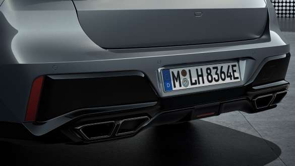 Design da traseira com o sistema de escape, BMW M760e xDrive Berlina, G70 Perspetiva traseira com o sistema de escape com aparência de 4 ponteiras de escape, BMW M760e xDrive Berlina, G70, pintura preto Sapphire BMW Individual de duas tonalidades metalizada, pintura cinza Dravite BMW Individual metalizada, grande plano