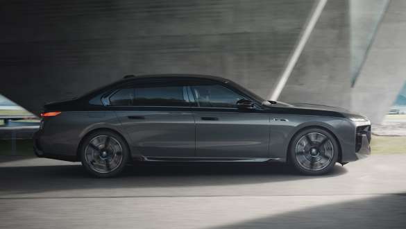 Autonomia elétrica, BMW M760e xDrive Berlina, G70, pack M Performance Autonomia elétrica, BMW M760e xDrive Berlina, G70, pack M Performance, pintura preto Sapphire BMW Individual de duas tonalidades metalizada, pintura cinza Dravite BMW Individual metalizada, perspetiva lateral, em movimento