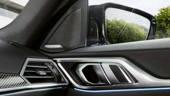 BMW M IconicSounds Electric, BMW i4 M50, G26, 2021, interior, porta com altifalante BMW M IconicSounds Electric, BMW i4 M50, G26, 2021, interior, porta com altifalante