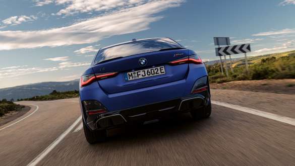 Suspensão adaptativa M, BMW i4 M50, G26, 2021 Suspensão adaptativa M, BMW i4 M50, G26, 2021, pintura azul Frozen Portimao BMW Individual metalizada, grande plano lateral frontal