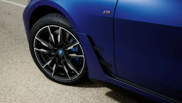 Travões desportivos M, BMW i4 M50, G26, 2021 Travões desportivos M, BMW i4 M50, G26, 2021, pintura azul Frozen Portimao BMW Individual metalizada, grande plano, jantes, perspetiva aérea