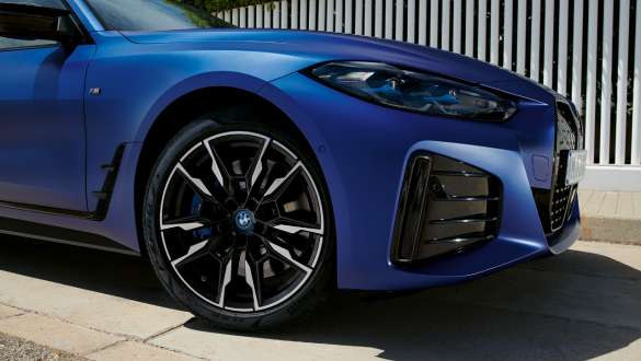 BMW i4 M50, cadeia cinemática, G26, 2021 BMW i4 M50, cadeia cinemática, G26, 2021, pintura azul Frozen Portimao BMW Individual metalizada, perspetiva traseira, em movimento