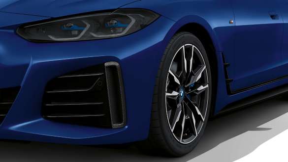 Pack aerodinâmico M, BMW i4 M50, G26, 2021 Pack aerodinâmico M, BMW i4 M50, G26, 2021, pintura azul Frozen Portimao BMW Individual metalizada, cortinas de ar, grande plano