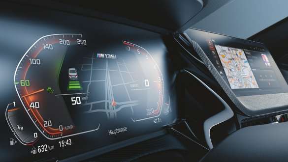 BMW Live Cockpit Professional. BMW M135i xDrive com BMW Live Cockpit Professional.