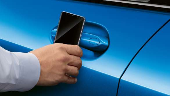 Chave digital. As portas do BMW M135i xDrive destrancadas com chave digital.