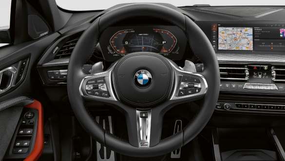 Direção desportiva M. BMW M135i xDrive com direção desportiva M.
