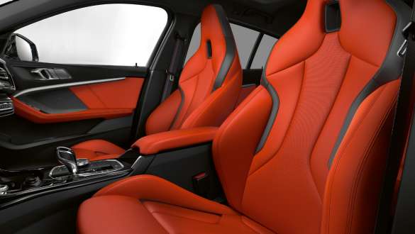 Bancos desportivos M Interior do BMW M135i xDrive com bancos desportivos M para condutor e passageiro da frente.