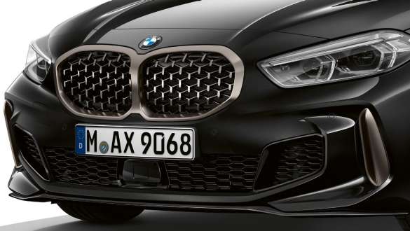 Grelha BMW em forma de rim com design Mesh. BMW M135i xDrive na pintura preto Sapphire metalizada, com grelha BMW em forma de rim e design Mesh em cinza Cerium.