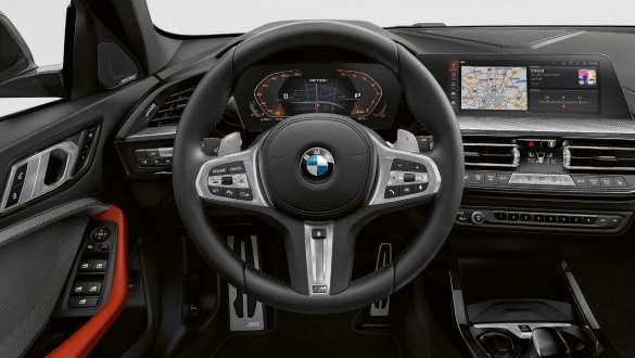 Volante M em pele. Posto de condução do BMW M135i xDrive com volante M em pele.