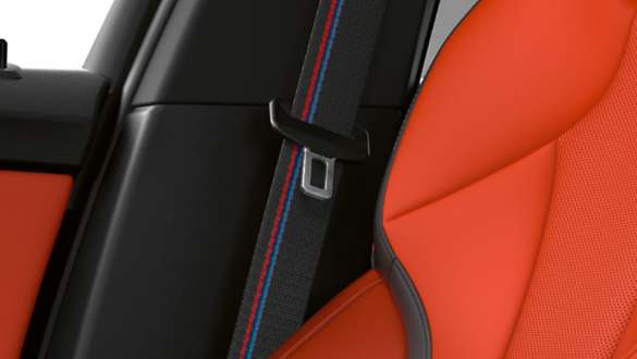 Cintos de segurança M. Interior do BMW M135i xDrive com cintos de segurança M.