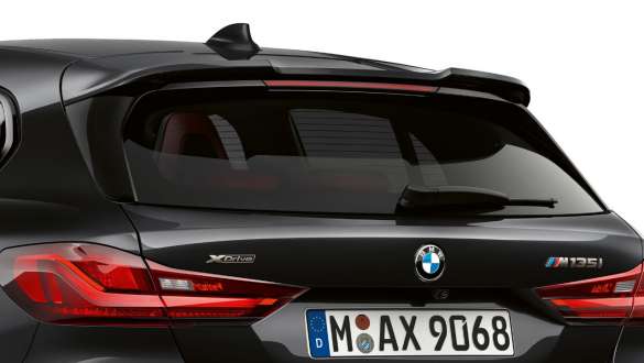 Spoiler traseiro M. BMW M135i xDrive na pintura preto Sapphire metalizada, spoiler traseiro M, perspetiva traseira.